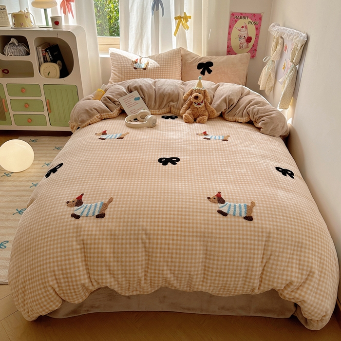 顾里家纺 2025新款格子腊肠狗毛巾绣牛奶绒套件 咖格腊肠狗