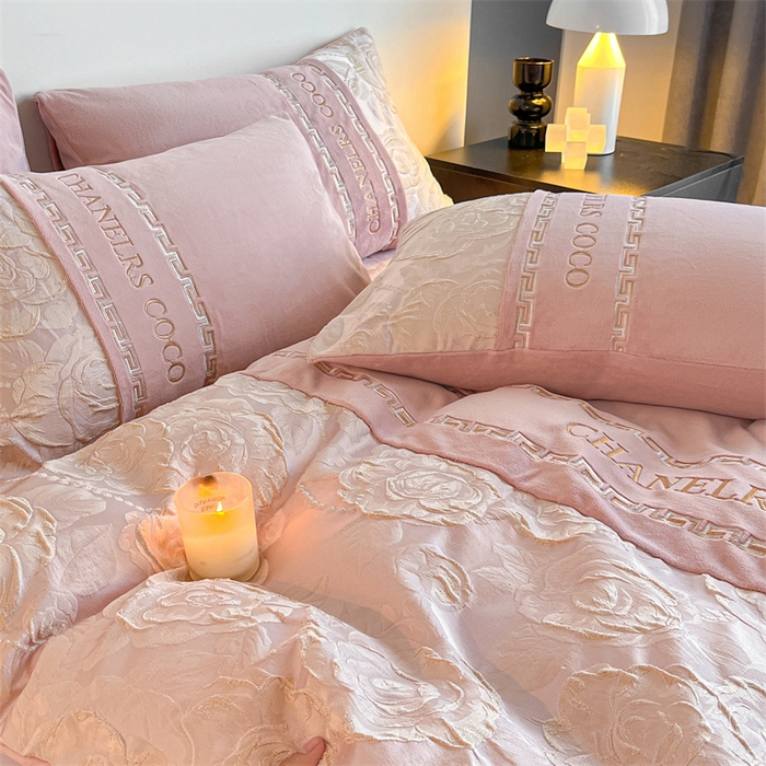 91家纺网 家纺一手货源 找家纺 （总）如约 2025新款高织提花牛奶绒刺绣拼接款四件套