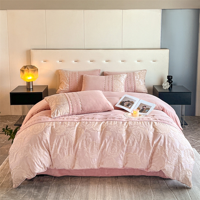 91家纺网 家纺一手货源 找家纺 （总）如约 2025新款高织提花牛奶绒刺绣拼接款四件套