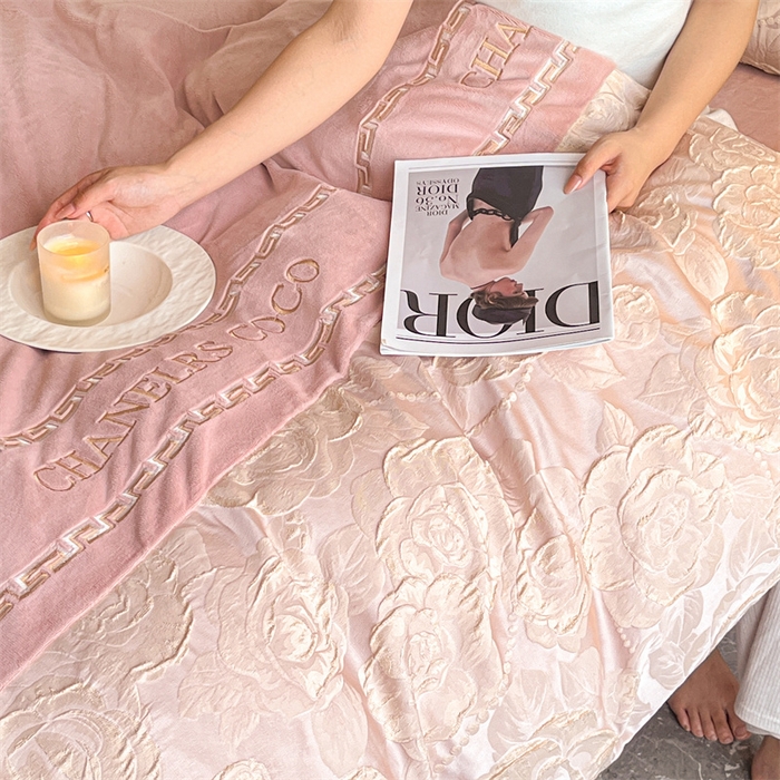 91家纺网 家纺一手货源 找家纺 （总）如约 2025新款高织提花牛奶绒刺绣拼接款四件套