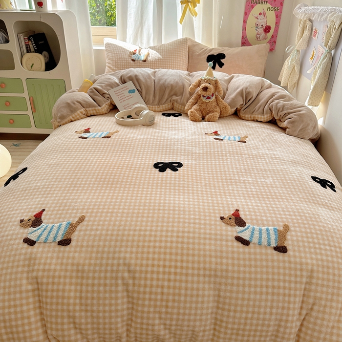 91家纺网 家纺一手货源 找家纺 顾里家纺 2025新款格子腊肠狗毛巾绣牛奶绒套件 咖格腊肠狗