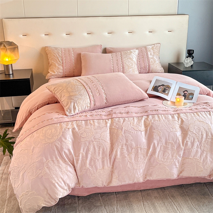 91家纺网 家纺一手货源 找家纺 （总）如约 2025新款高织提花牛奶绒刺绣拼接款四件套