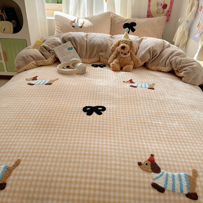 91家纺网 家纺一手货源 找家纺 顾里家纺 2025新款格子腊肠狗毛巾绣牛奶绒套件 咖格腊肠狗