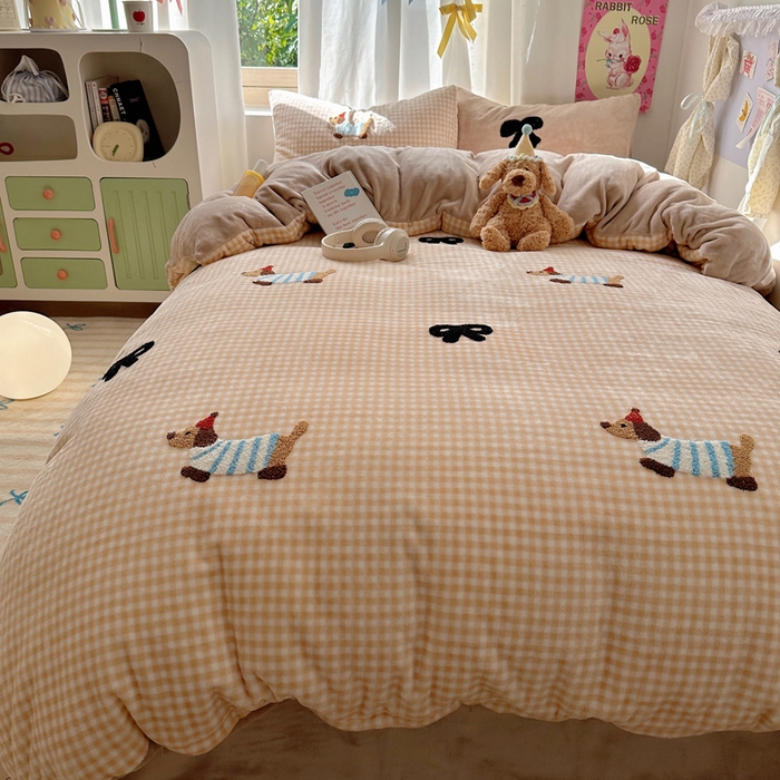 91家纺网 家纺一手货源 找家纺 顾里家纺 2025新款格子腊肠狗毛巾绣牛奶绒套件 咖格腊肠狗