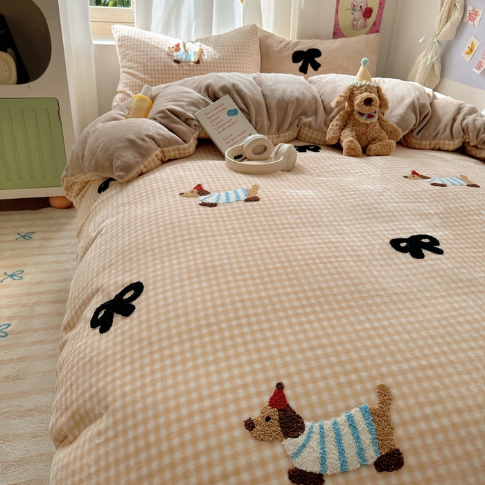 91家纺网 家纺一手货源 找家纺 顾里家纺 2025新款格子腊肠狗毛巾绣牛奶绒套件 咖格腊肠狗