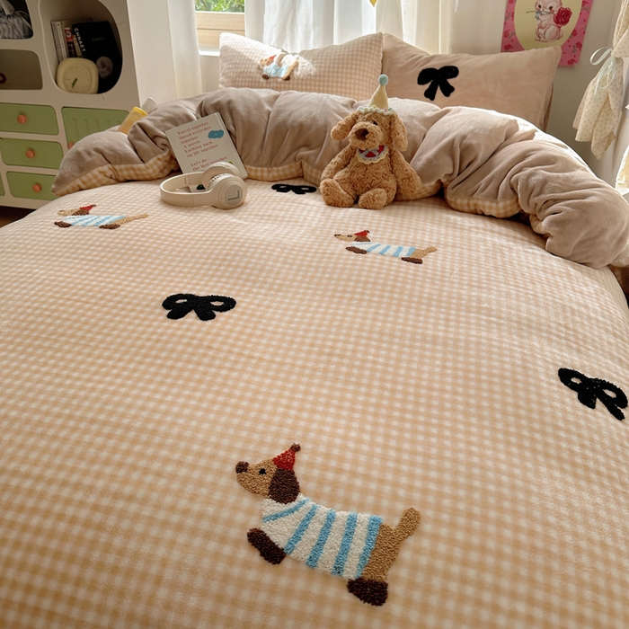 91家纺网 家纺一手货源 找家纺 顾里家纺 2025新款格子腊肠狗毛巾绣牛奶绒套件 咖格腊肠狗