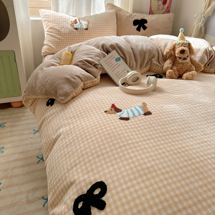 91家纺网 家纺一手货源 找家纺 顾里家纺 2025新款格子腊肠狗毛巾绣牛奶绒套件 咖格腊肠狗