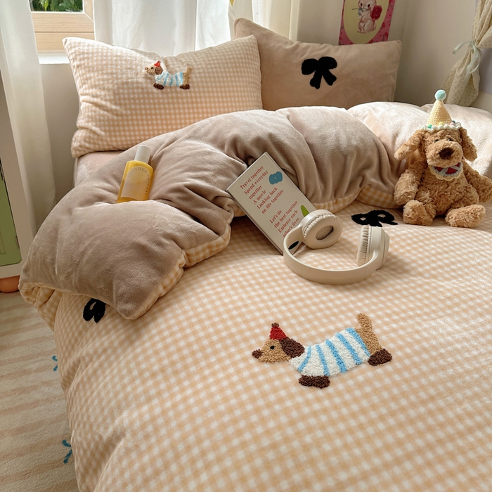 91家纺网 家纺一手货源 找家纺 顾里家纺 2025新款格子腊肠狗毛巾绣牛奶绒套件 咖格腊肠狗