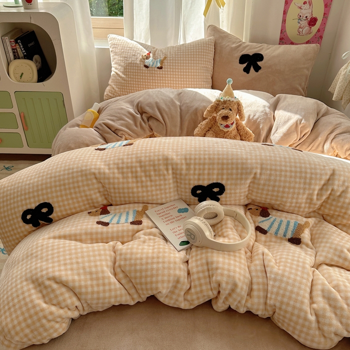 91家纺网 家纺一手货源 找家纺 顾里家纺 2025新款格子腊肠狗毛巾绣牛奶绒套件 咖格腊肠狗