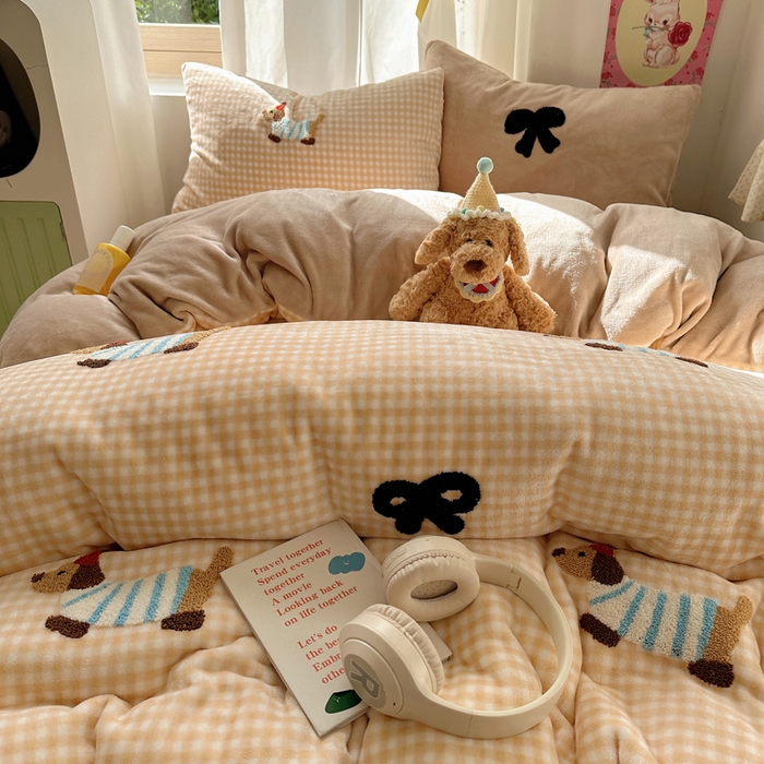 91家纺网 家纺一手货源 找家纺 顾里家纺 2025新款格子腊肠狗毛巾绣牛奶绒套件 咖格腊肠狗