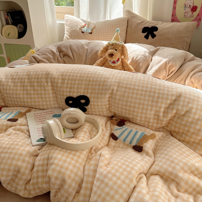 91家纺网 家纺一手货源 找家纺 顾里家纺 2025新款格子腊肠狗毛巾绣牛奶绒套件 咖格腊肠狗