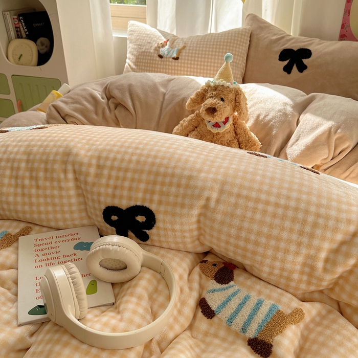 91家纺网 家纺一手货源 找家纺 顾里家纺 2025新款格子腊肠狗毛巾绣牛奶绒套件 咖格腊肠狗