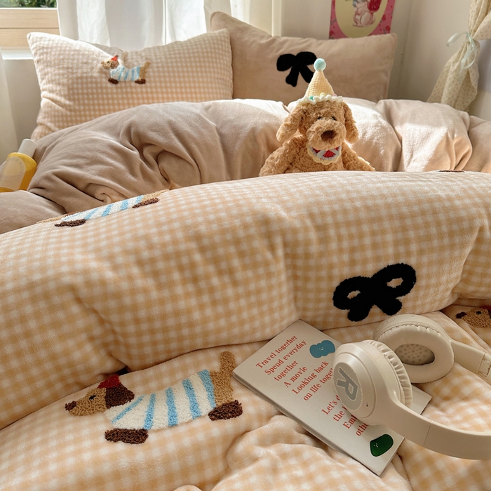 91家纺网 家纺一手货源 找家纺 顾里家纺 2025新款格子腊肠狗毛巾绣牛奶绒套件 咖格腊肠狗