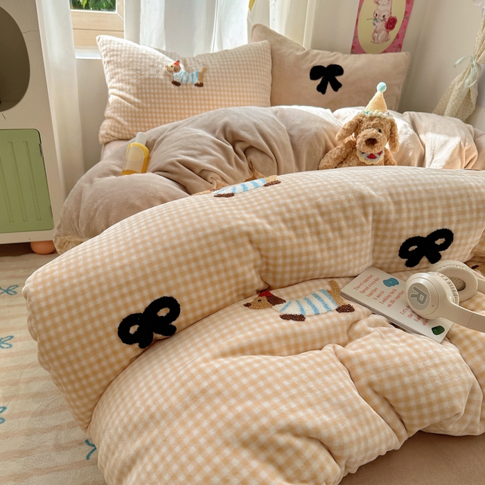 91家纺网 家纺一手货源 找家纺 顾里家纺 2025新款格子腊肠狗毛巾绣牛奶绒套件 咖格腊肠狗