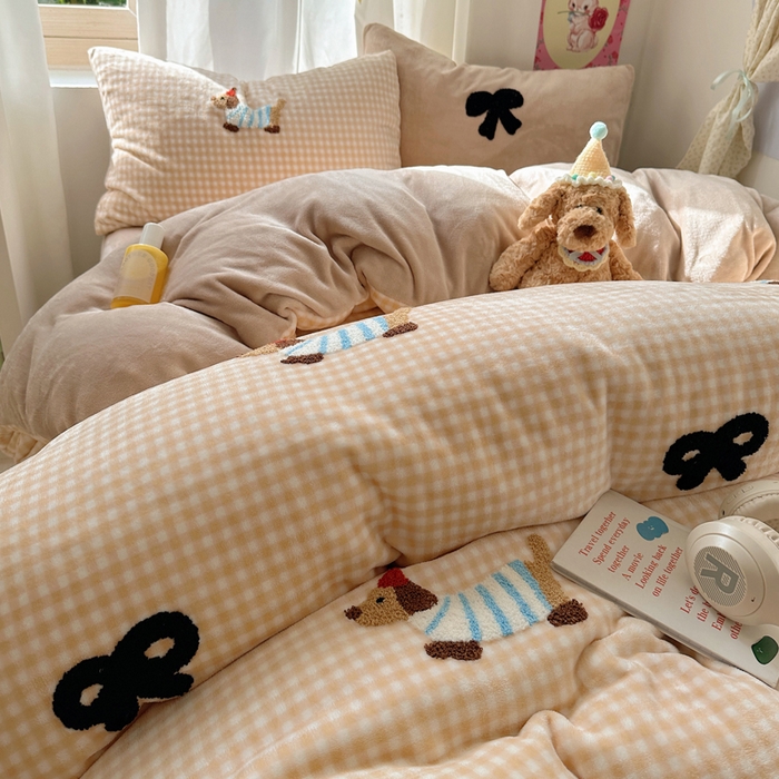 91家纺网 家纺一手货源 找家纺 顾里家纺 2025新款格子腊肠狗毛巾绣牛奶绒套件 咖格腊肠狗