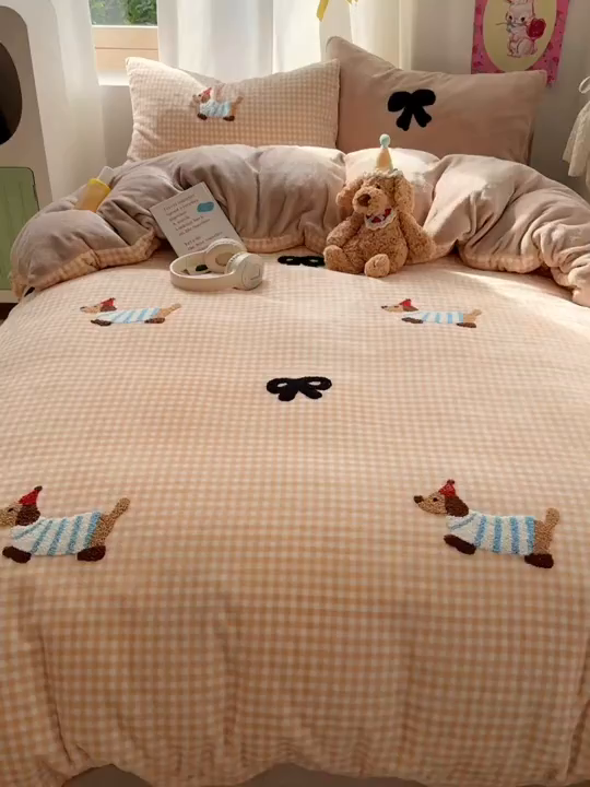 91家纺网 家纺一手货源 找家纺 顾里家纺 2025新款格子腊肠狗毛巾绣牛奶绒套件 咖格腊肠狗