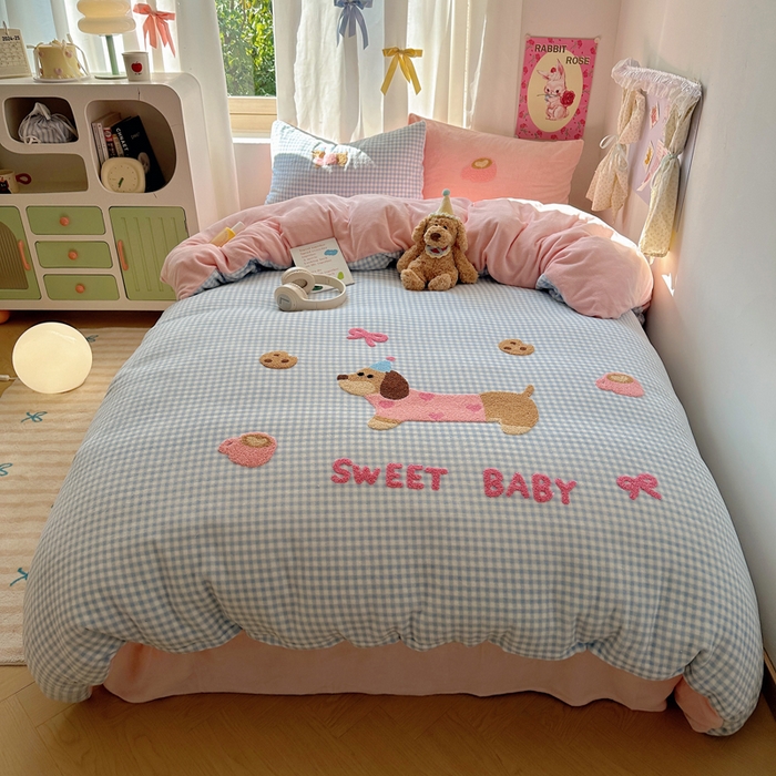 顾里家纺 2025新款格子腊肠狗毛巾绣牛奶绒套件 蓝格腊肠狗