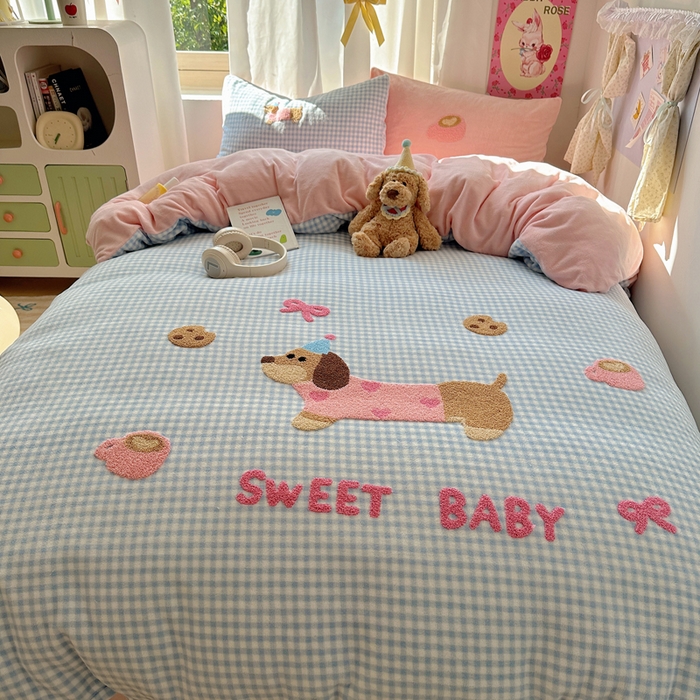 91家纺网 家纺一手货源 找家纺 顾里家纺 2025新款格子腊肠狗毛巾绣牛奶绒套件 蓝格腊肠狗