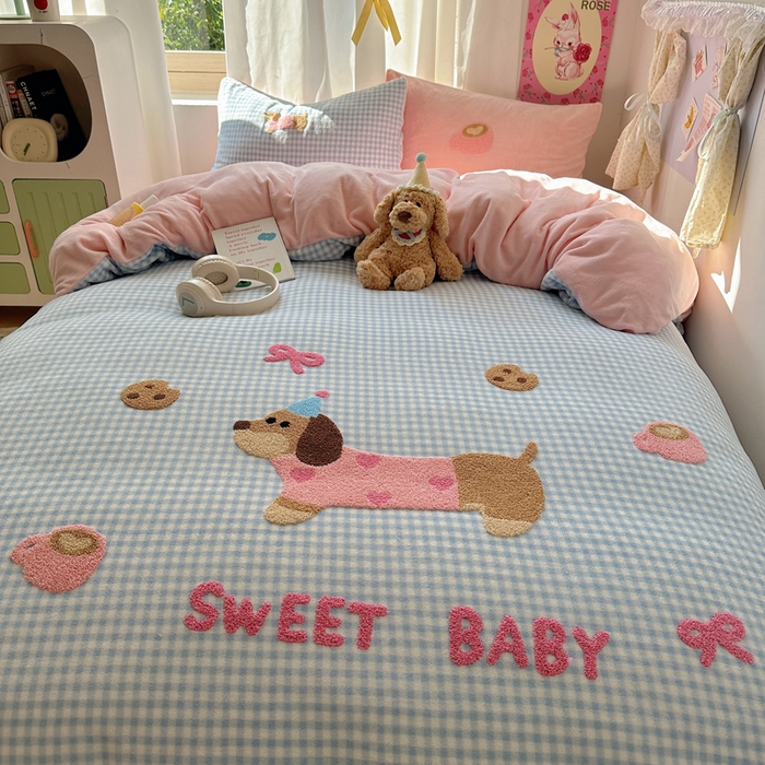 91家纺网 家纺一手货源 找家纺 顾里家纺 2025新款格子腊肠狗毛巾绣牛奶绒套件 蓝格腊肠狗