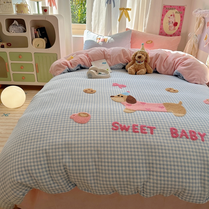 91家纺网 家纺一手货源 找家纺 顾里家纺 2025新款格子腊肠狗毛巾绣牛奶绒套件 蓝格腊肠狗