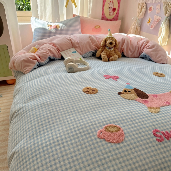 91家纺网 家纺一手货源 找家纺 顾里家纺 2025新款格子腊肠狗毛巾绣牛奶绒套件 蓝格腊肠狗