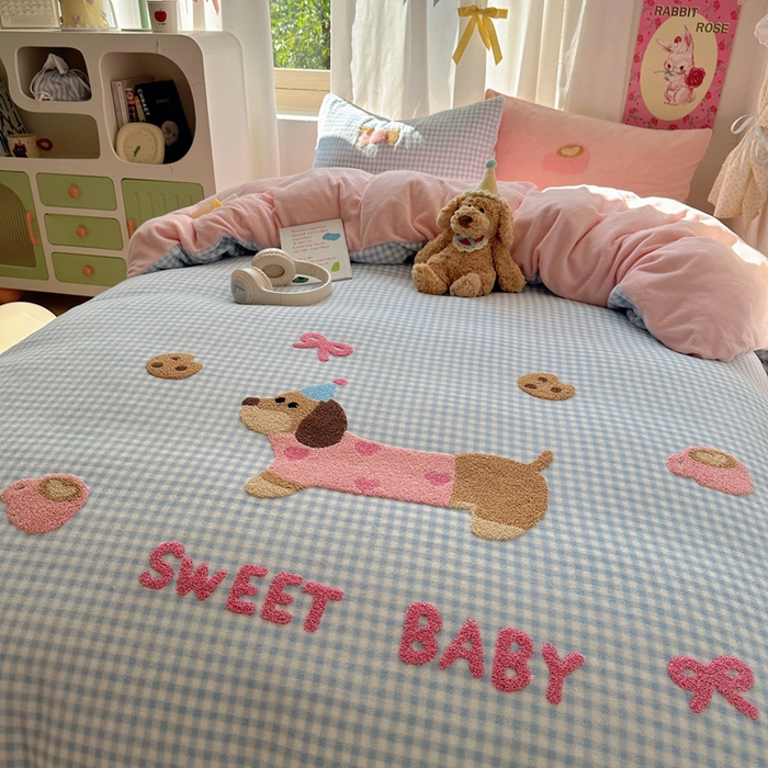 91家纺网 家纺一手货源 找家纺 顾里家纺 2025新款格子腊肠狗毛巾绣牛奶绒套件 蓝格腊肠狗