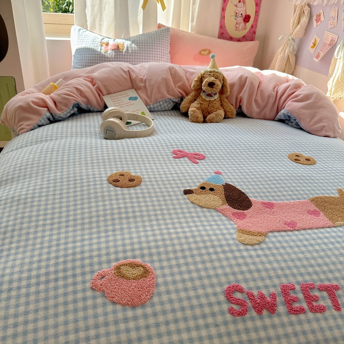 91家纺网 家纺一手货源 找家纺 顾里家纺 2025新款格子腊肠狗毛巾绣牛奶绒套件 蓝格腊肠狗