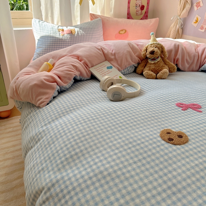 91家纺网 家纺一手货源 找家纺 顾里家纺 2025新款格子腊肠狗毛巾绣牛奶绒套件 蓝格腊肠狗