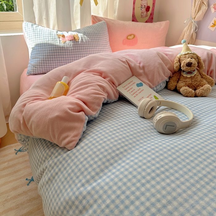 91家纺网 家纺一手货源 找家纺 顾里家纺 2025新款格子腊肠狗毛巾绣牛奶绒套件 蓝格腊肠狗