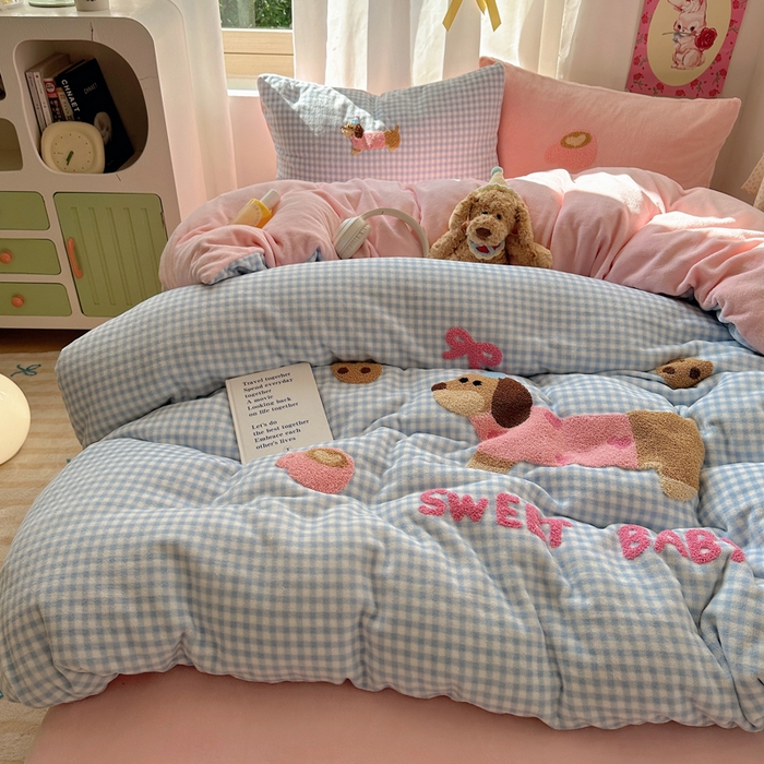 91家纺网 家纺一手货源 找家纺 顾里家纺 2025新款格子腊肠狗毛巾绣牛奶绒套件 蓝格腊肠狗