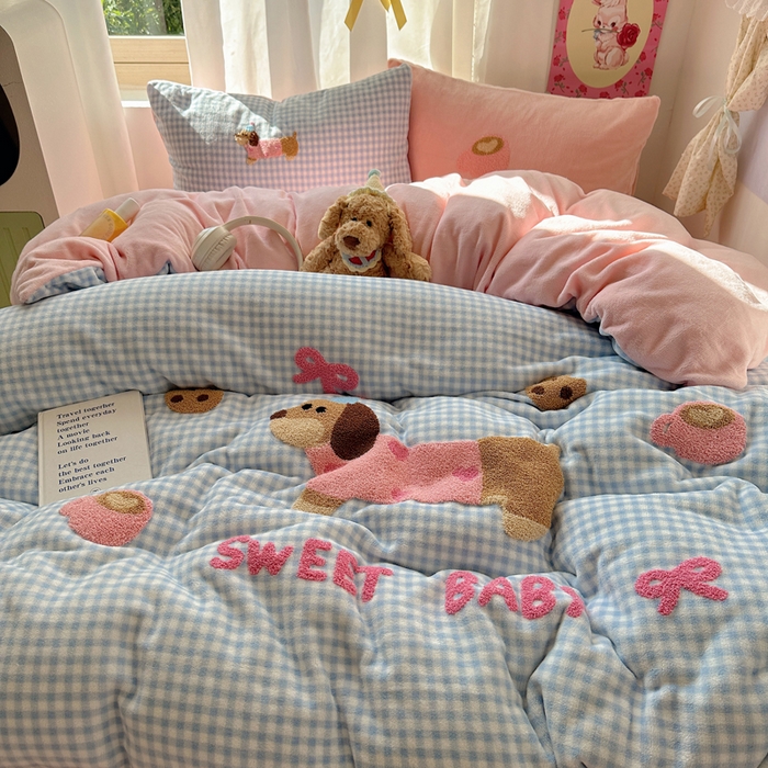 91家纺网 家纺一手货源 找家纺 顾里家纺 2025新款格子腊肠狗毛巾绣牛奶绒套件 蓝格腊肠狗