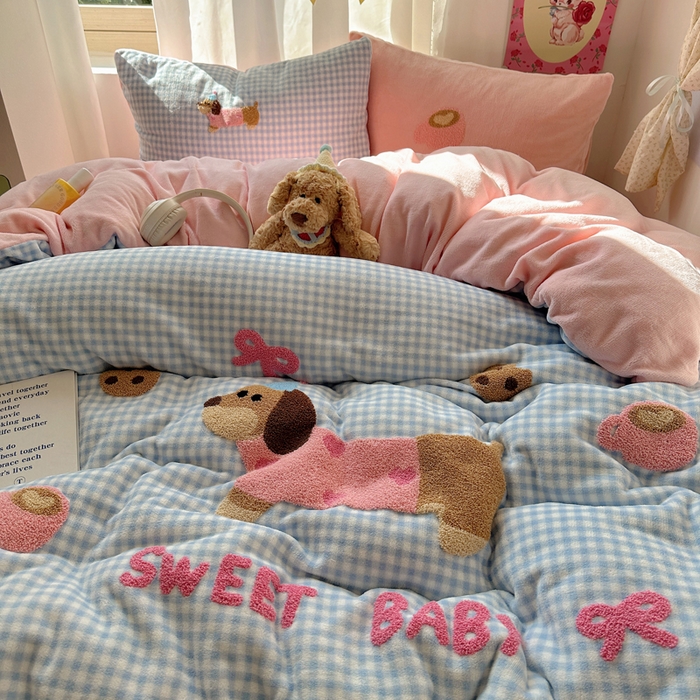 91家纺网 家纺一手货源 找家纺 顾里家纺 2025新款格子腊肠狗毛巾绣牛奶绒套件 蓝格腊肠狗