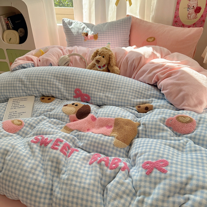 91家纺网 家纺一手货源 找家纺 顾里家纺 2025新款格子腊肠狗毛巾绣牛奶绒套件 蓝格腊肠狗