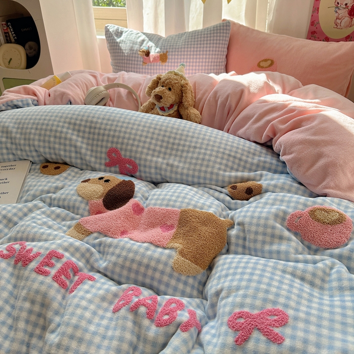 91家纺网 家纺一手货源 找家纺 顾里家纺 2025新款格子腊肠狗毛巾绣牛奶绒套件 蓝格腊肠狗