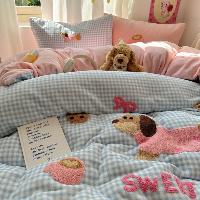 91家纺网 家纺一手货源 找家纺 顾里家纺 2025新款格子腊肠狗毛巾绣牛奶绒套件 蓝格腊肠狗