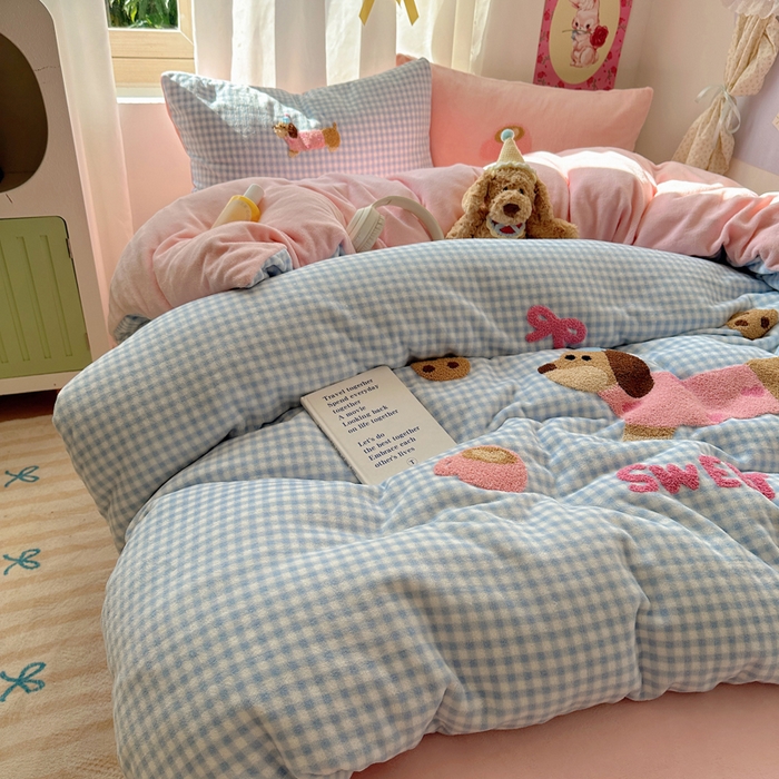 91家纺网 家纺一手货源 找家纺 顾里家纺 2025新款格子腊肠狗毛巾绣牛奶绒套件 蓝格腊肠狗