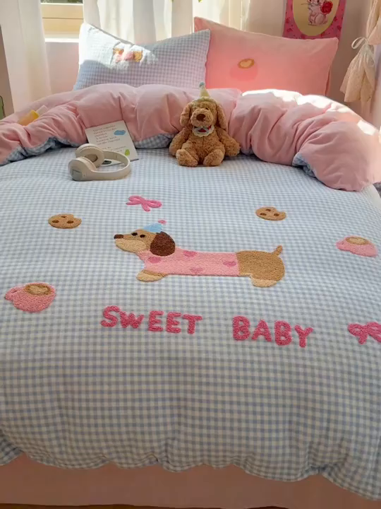 91家纺网 家纺一手货源 找家纺 顾里家纺 2025新款格子腊肠狗毛巾绣牛奶绒套件 蓝格腊肠狗