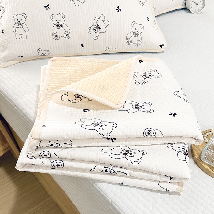 91家纺网 家纺一手货源 找家纺 拾小柒 2025年新款夹棉防滑床盖绗缝褥子床垫保护垫 糯糯棉-天使熊