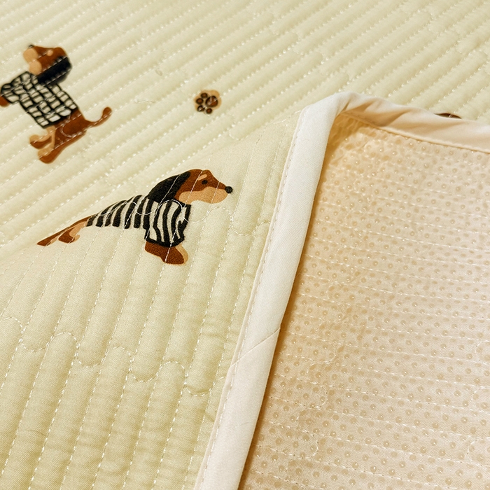 91家纺网 家纺一手货源 找家纺 拾小柒 2025年新款夹棉防滑床盖绗缝褥子床垫保护垫 糯糯棉-香肠狗