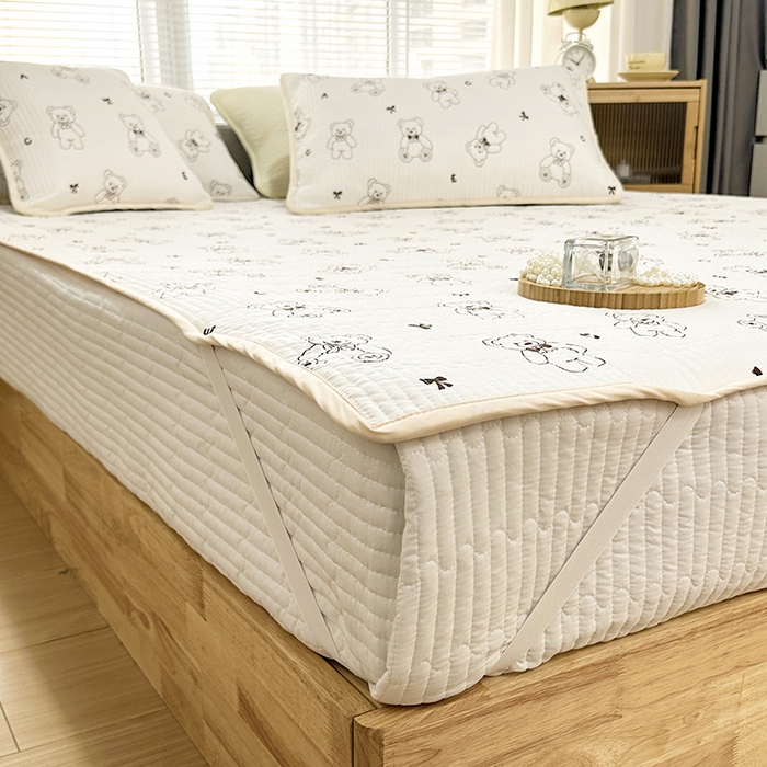 91家纺网 家纺一手货源 找家纺 拾小柒 2025年新款夹棉防滑床盖绗缝褥子床垫保护垫 糯糯棉-天使熊