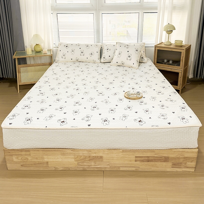 91家纺网 家纺一手货源 找家纺 拾小柒 2025年新款夹棉防滑床盖绗缝褥子床垫保护垫 糯糯棉-天使熊