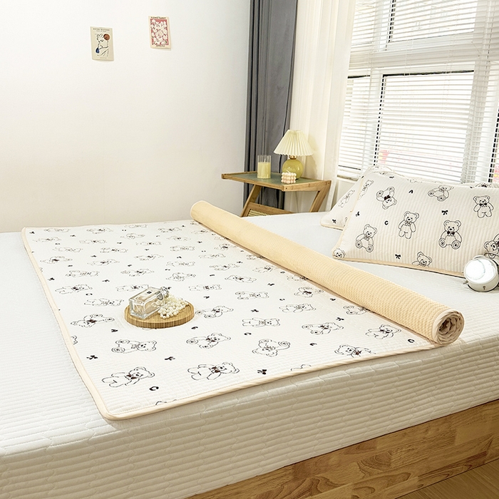 91家纺网 家纺一手货源 找家纺 拾小柒 2025年新款夹棉防滑床盖绗缝褥子床垫保护垫 糯糯棉-天使熊