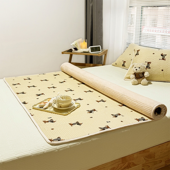 91家纺网 家纺一手货源 找家纺 拾小柒 2025年新款夹棉防滑床盖绗缝褥子床垫保护垫 糯糯棉-香肠狗