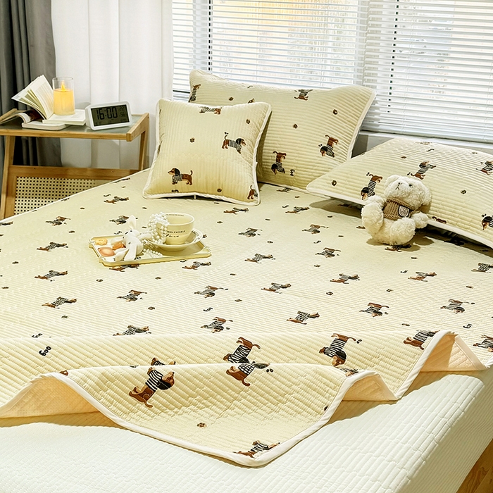 91家纺网 家纺一手货源 找家纺 拾小柒 2025年新款夹棉防滑床盖绗缝褥子床垫保护垫 糯糯棉-香肠狗