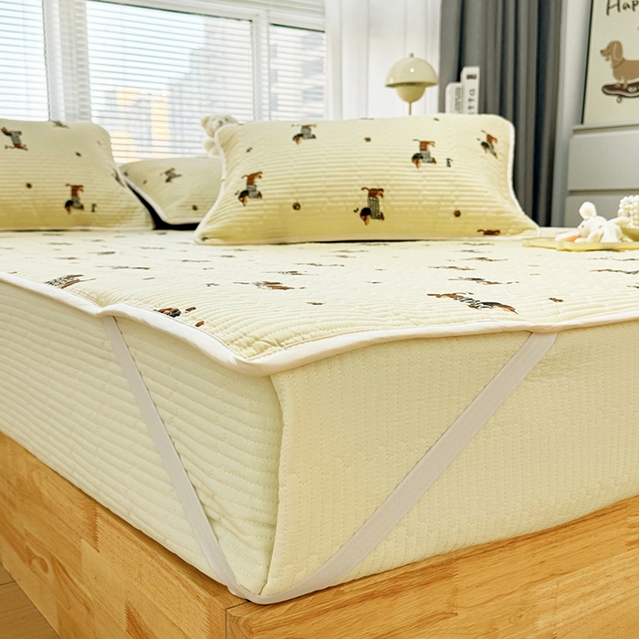 91家纺网 家纺一手货源 找家纺 拾小柒 2025年新款夹棉防滑床盖绗缝褥子床垫保护垫 糯糯棉-香肠狗