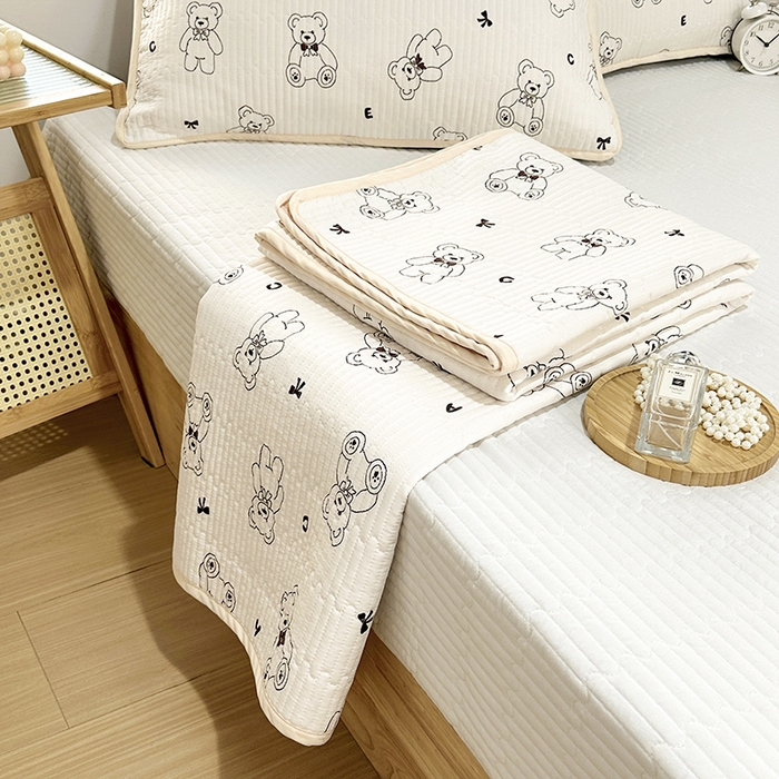 91家纺网 家纺一手货源 找家纺 拾小柒 2025年新款夹棉防滑床盖绗缝褥子床垫保护垫 糯糯棉-天使熊