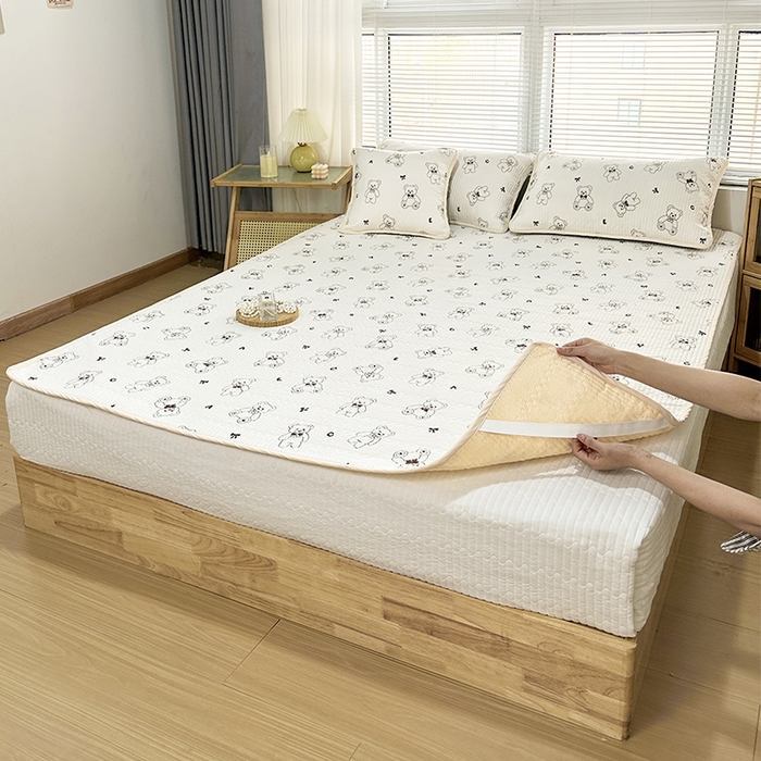 91家纺网 家纺一手货源 找家纺 拾小柒 2025年新款夹棉防滑床盖绗缝褥子床垫保护垫 糯糯棉-天使熊