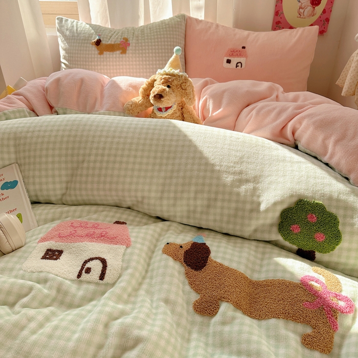 91家纺网 家纺一手货源 找家纺 顾里家纺 2025新款格子腊肠狗毛巾绣牛奶绒套件 绿格腊肠狗