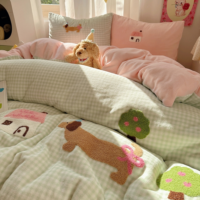 91家纺网 家纺一手货源 找家纺 顾里家纺 2025新款格子腊肠狗毛巾绣牛奶绒套件 绿格腊肠狗