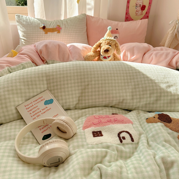 91家纺网 家纺一手货源 找家纺 顾里家纺 2025新款格子腊肠狗毛巾绣牛奶绒套件 绿格腊肠狗